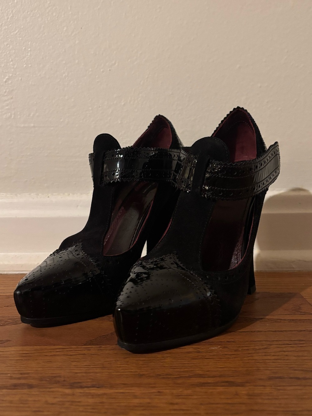 MARC JACOBS Black Patent T-Strap Mary Jane Platform Heels - Picture 4 of 14